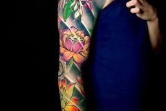 Tatuaggio floreale che copre tutto il braccio (Sleave Tattoo)