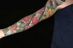 Tatuaggio floreale che copre tutto il braccio (Sleave Tattoo)