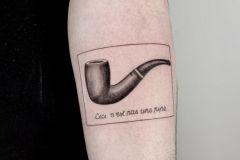 piccolo fineline tattoo di una pipa