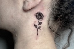 tatuaggio piccolo di una rosa sul collo