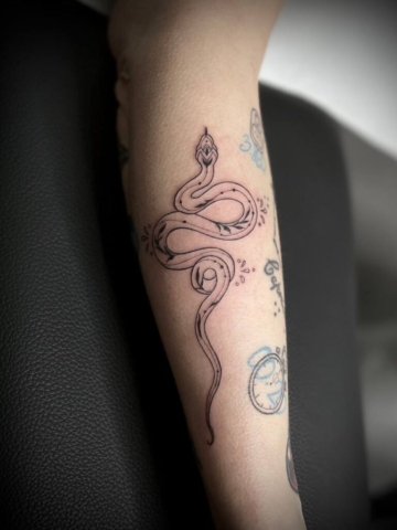 Snake tattoo sull'avambraccio