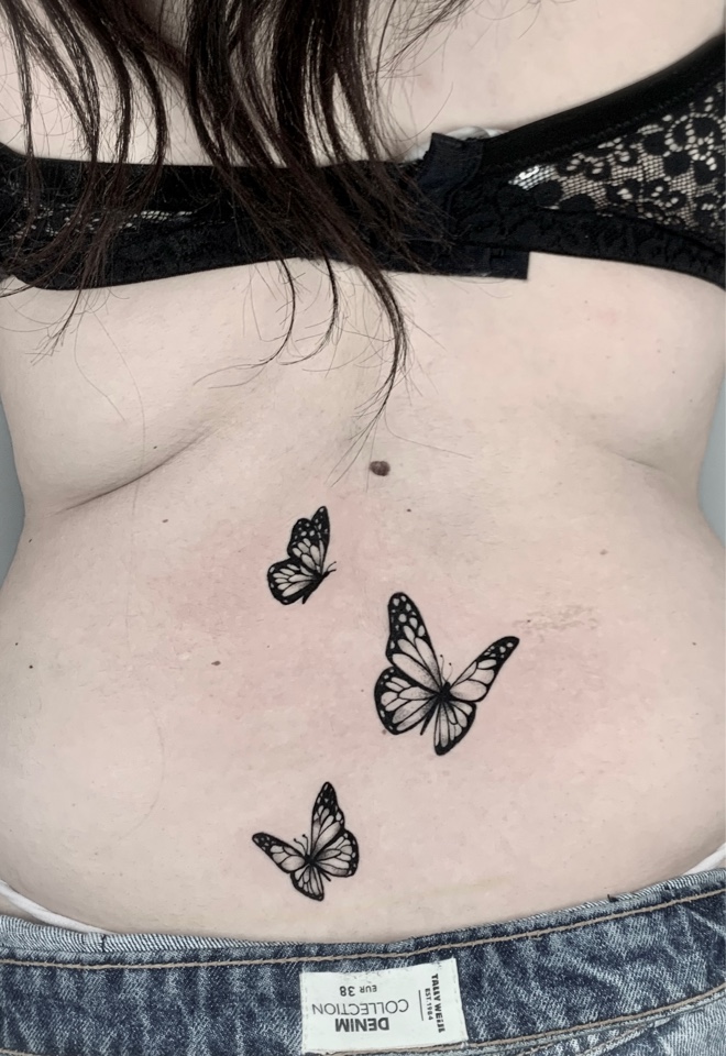 Tatuaggio di Farfalle in stile minimal