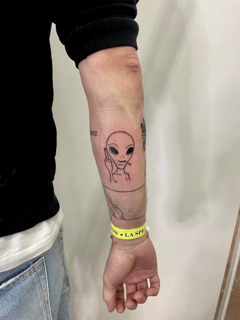 Tatuaggio Ufo che fa il dito medio
