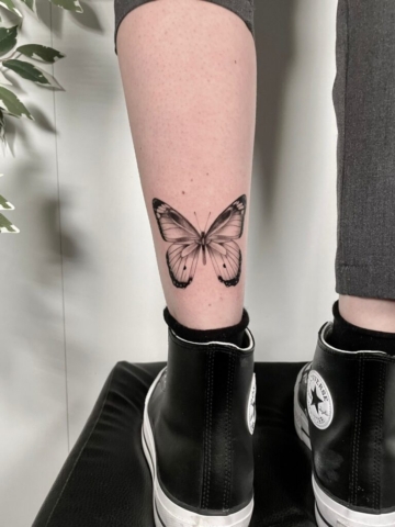 Tatuaggio farfalla polpaccio