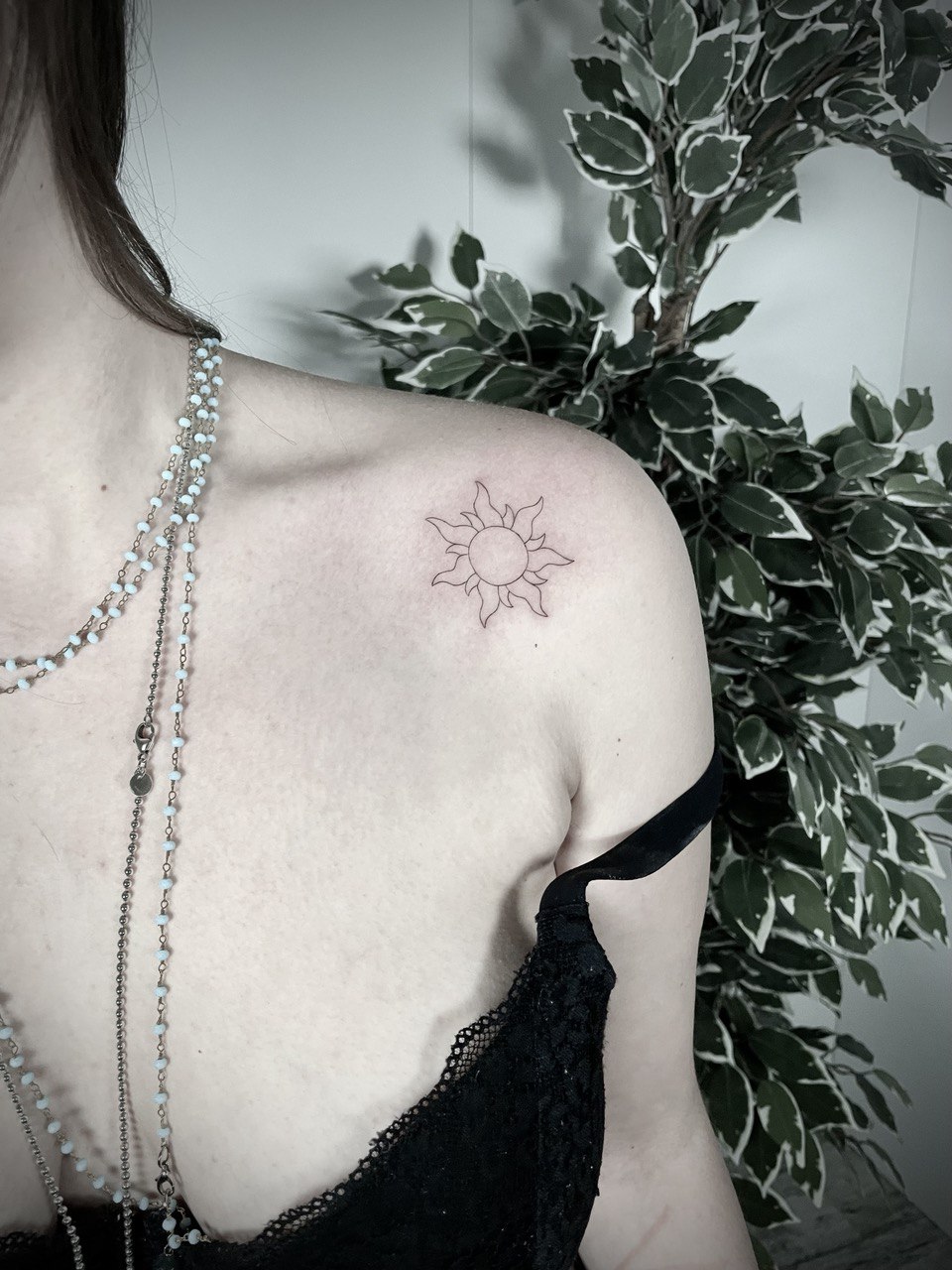 Tatuaggio Minimal da Donna di una stella sulla Spalla