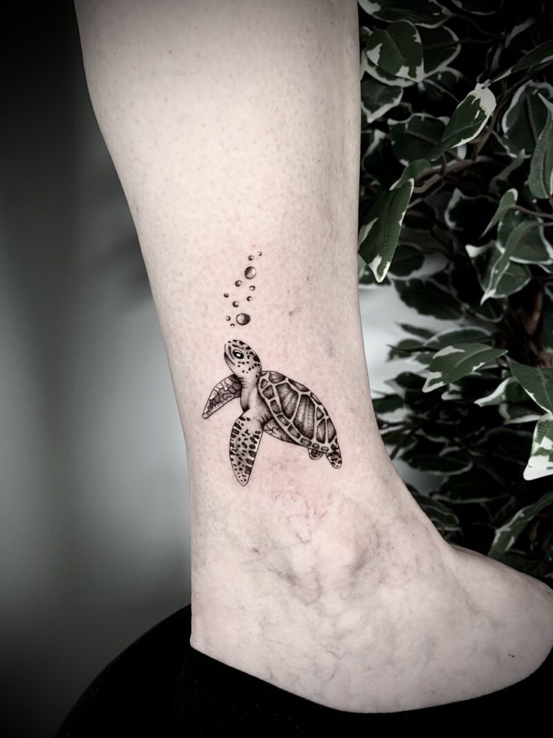 Tatuaggio Minimal di una Tartaruga sulla caviglai - Turtle Tattoo