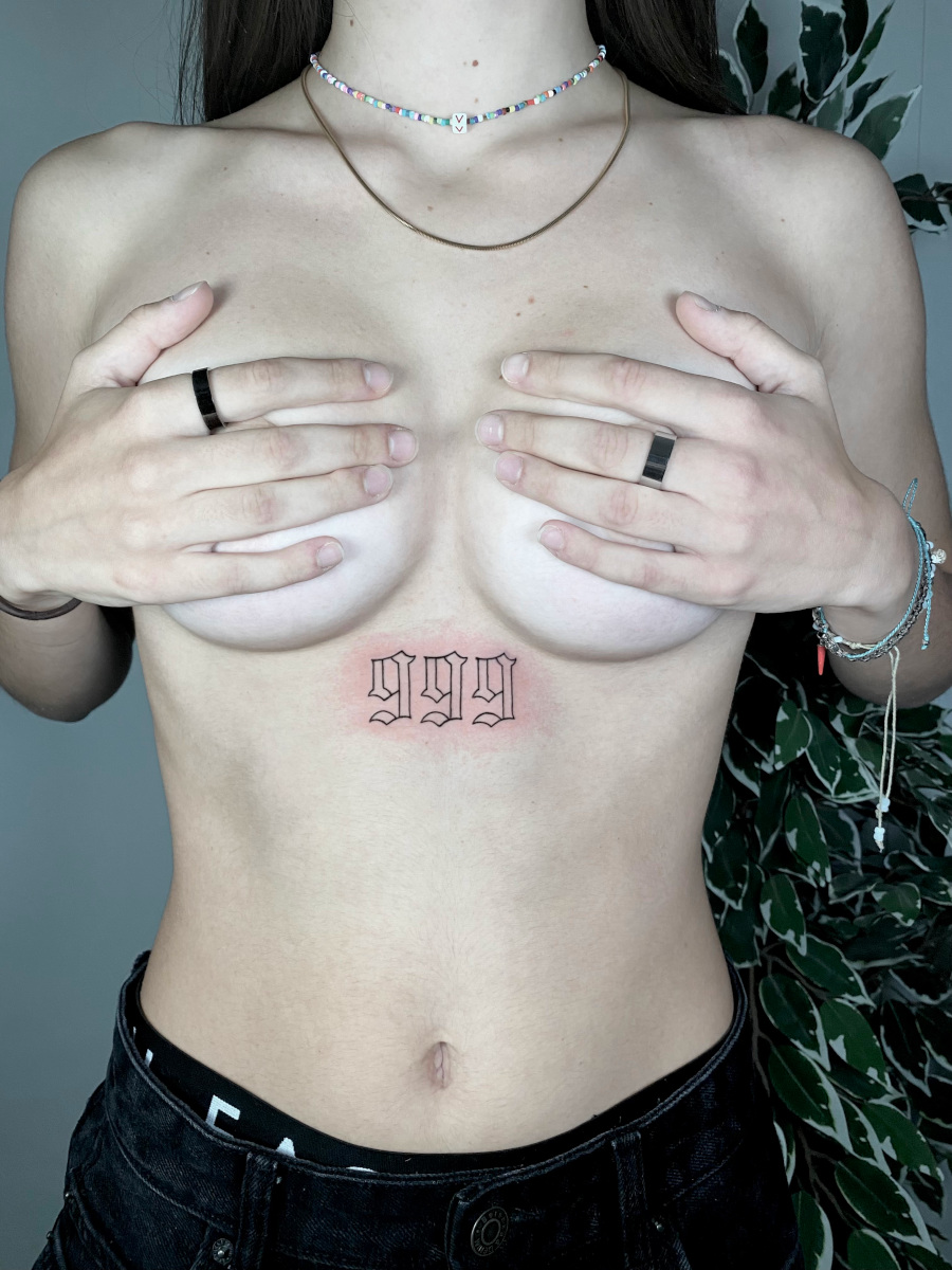 Lettering in mezzo al seno