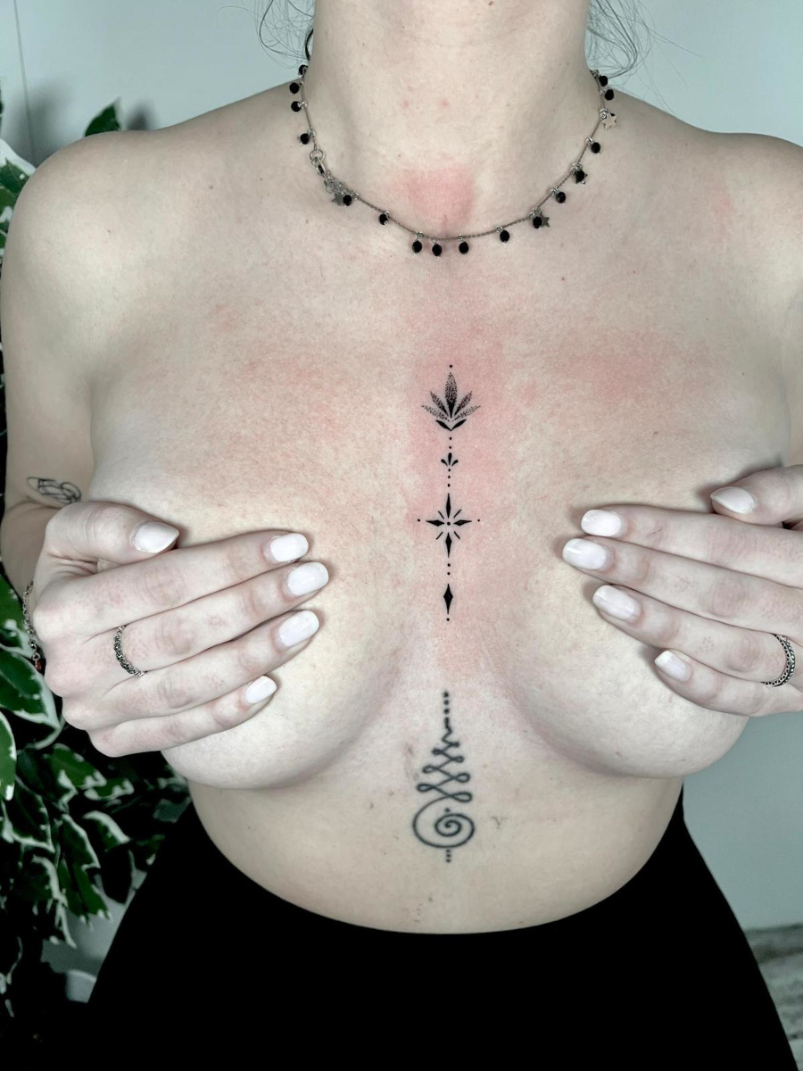 Tatuaggio Unalome sul Seno